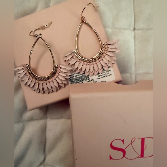 NIB Stella & Dot Pink Feather Teardrop Earrings - Picture 4 of 4